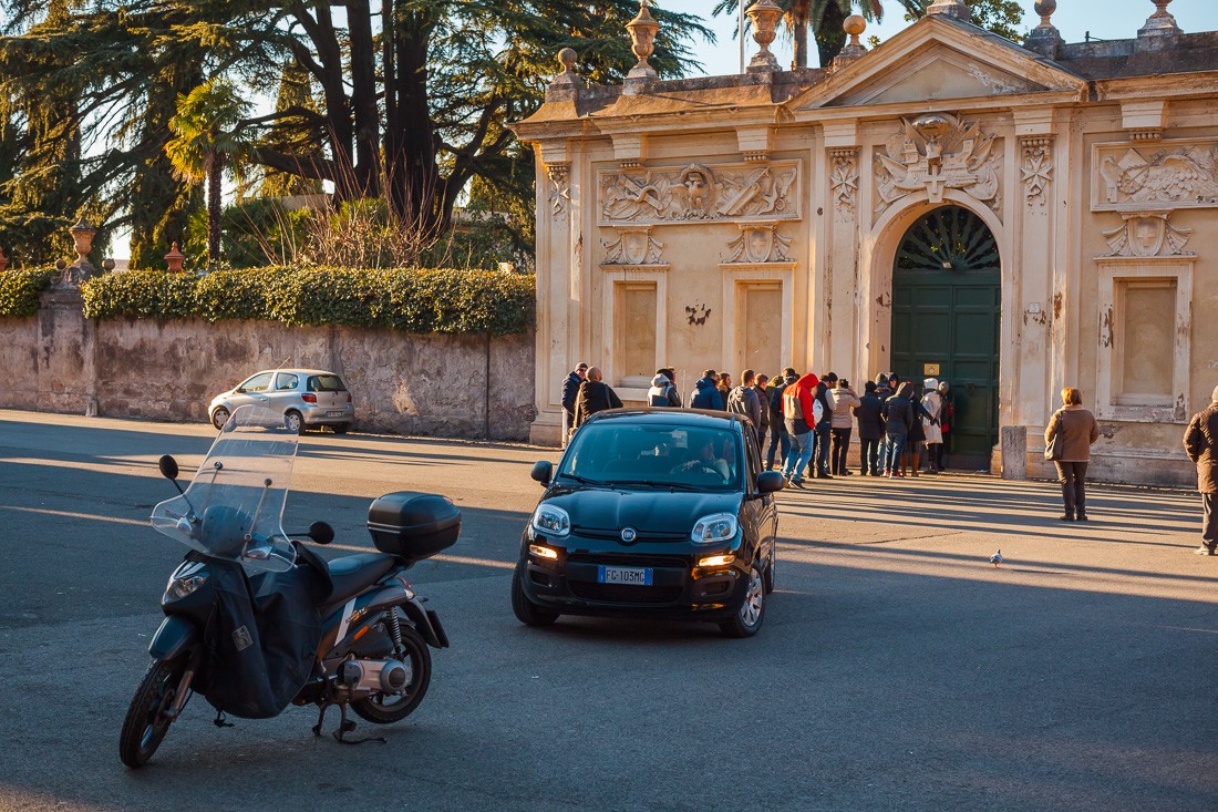 Вид на ворота с замочной скважиной в Риме