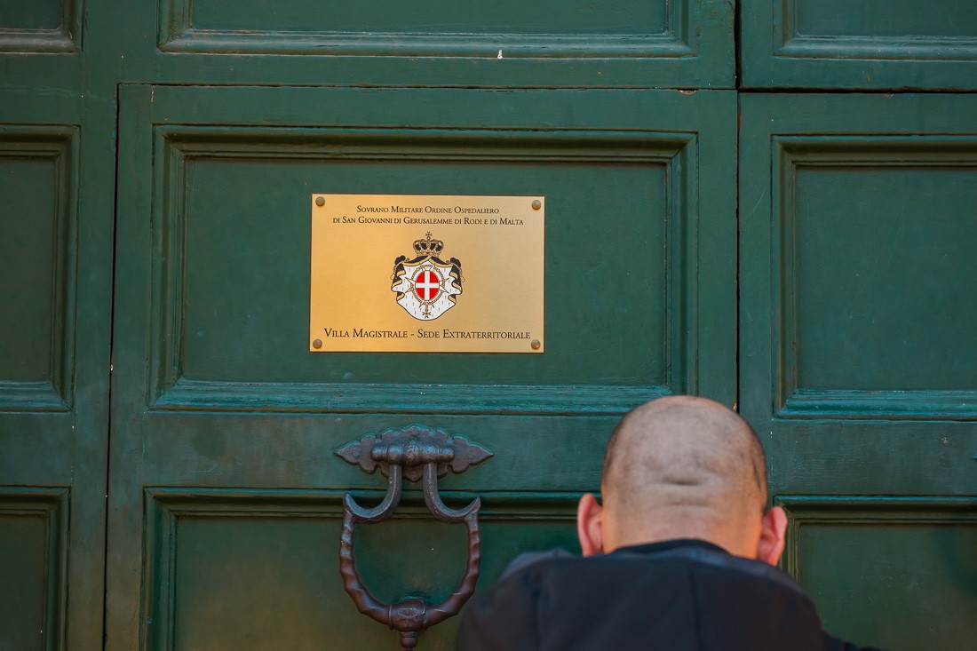 Табличка с обозначением собственности Мальтийского ордена