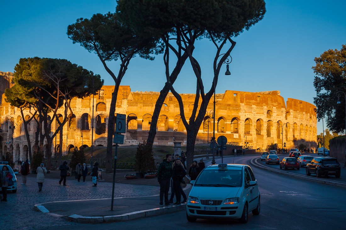 Вид на Колизей со стороны Римского Форума