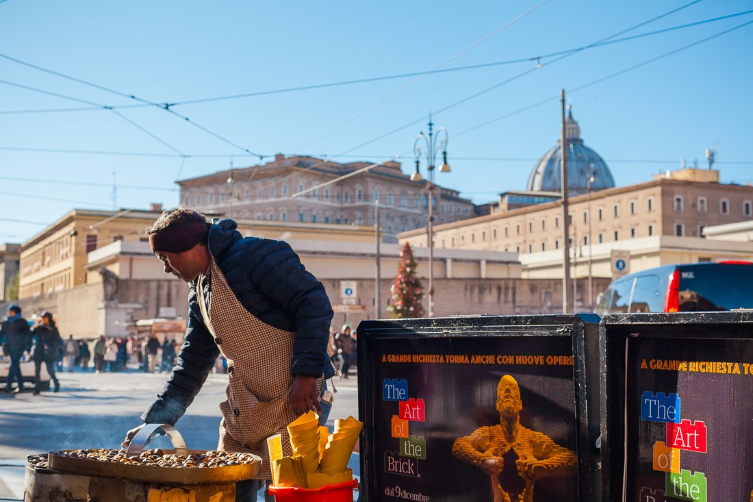 Перед входом на площадь Ватикана можно себе что-нибудь купить перекусить:)