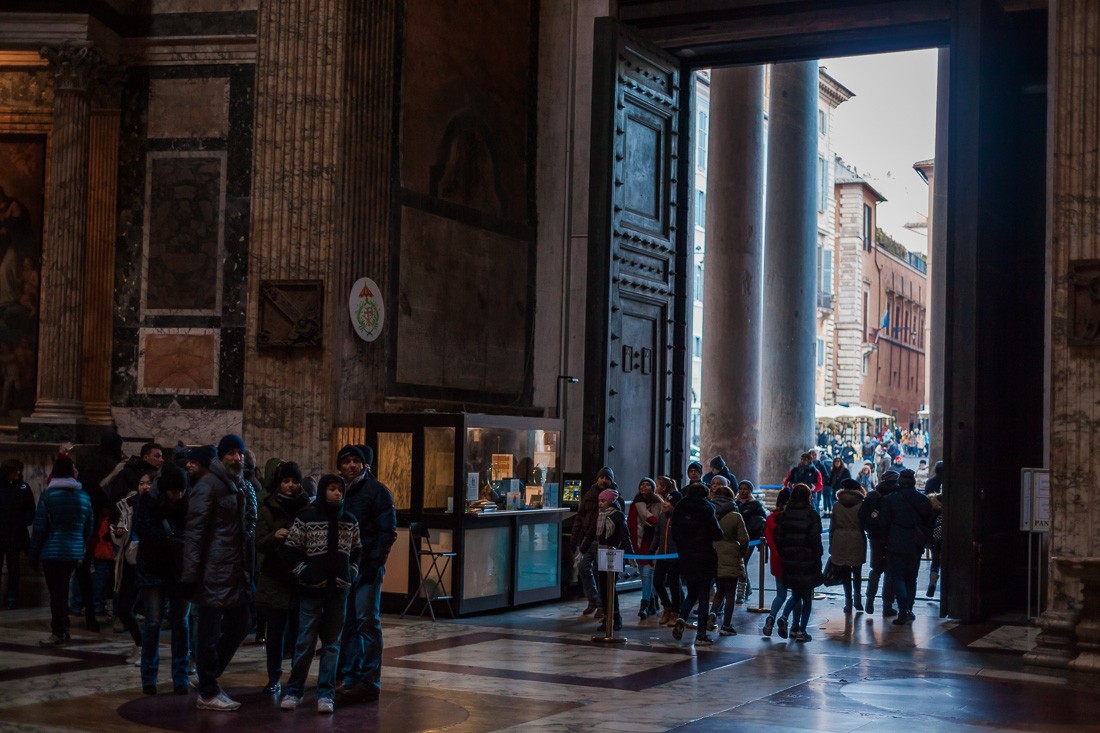 Огромные входные ворота Пантеона