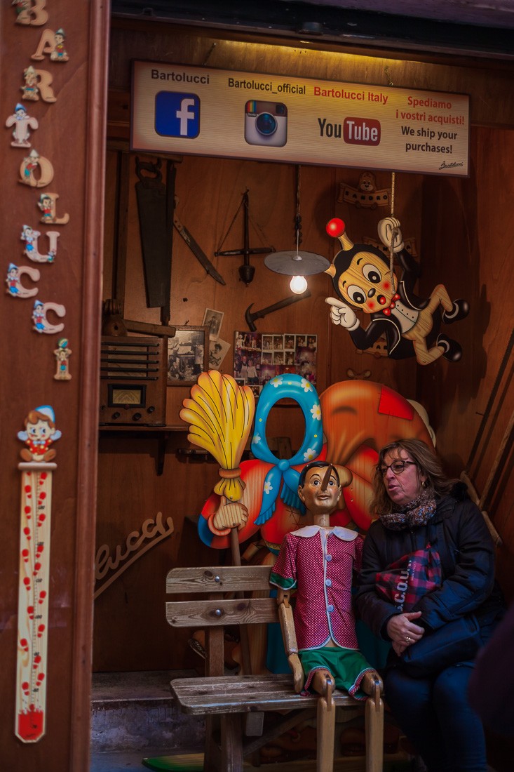 Итальянские женщины тоже не прочь сфотографироваться рядом с прекрасным Пиноккио:)