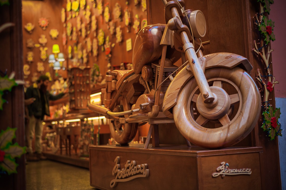 Магазин Бартолучи - деревянный мотоцикл на входе