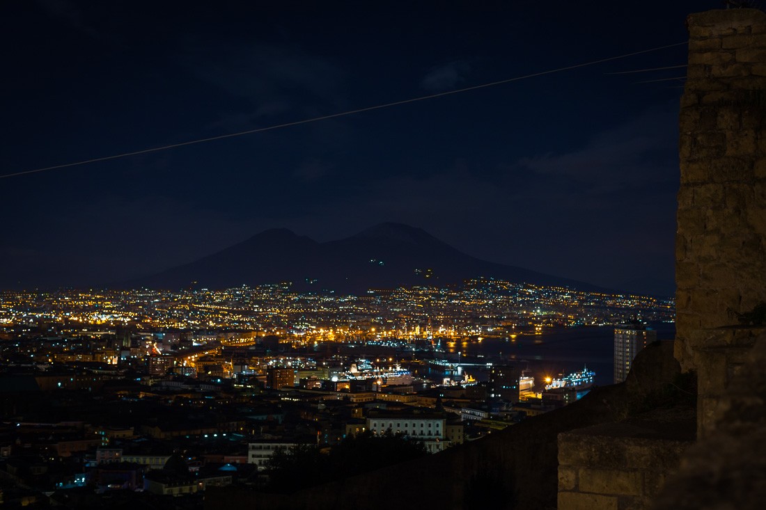 Куда уж без ночного вида на Неаполь и Везувий