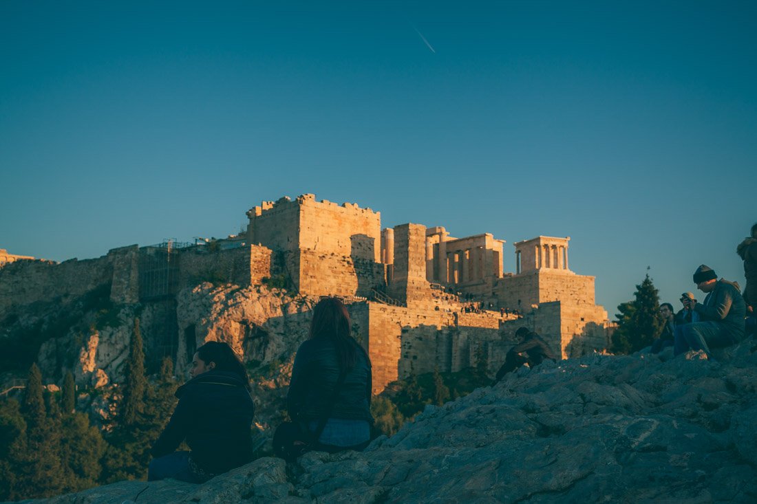Вид на Акрополь в лучах закатного солнца