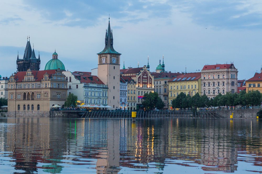 Вид на исторический центр Праги с другой стороны реки Влтавы
