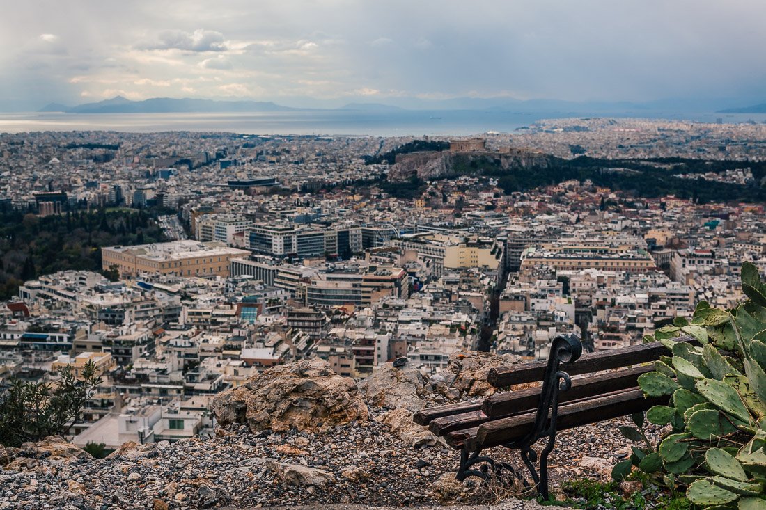 Вдали виднеется Акрополь, а на заднем плане Эгейское море