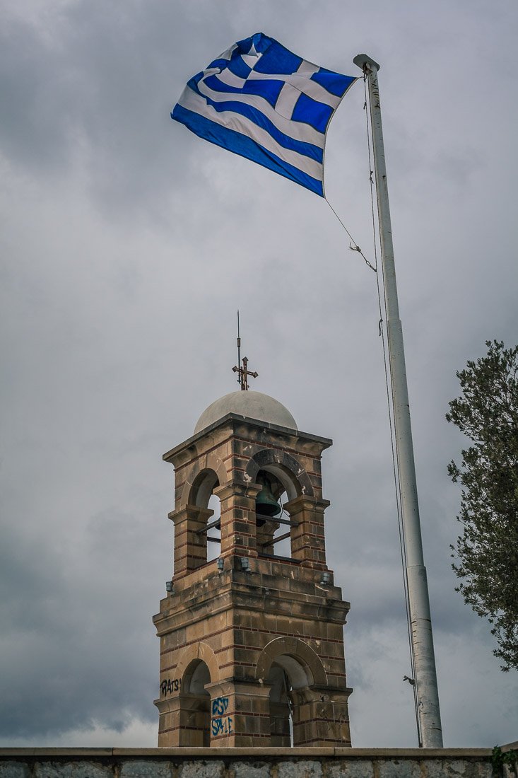 Колокольня при церкви с греческим флагом