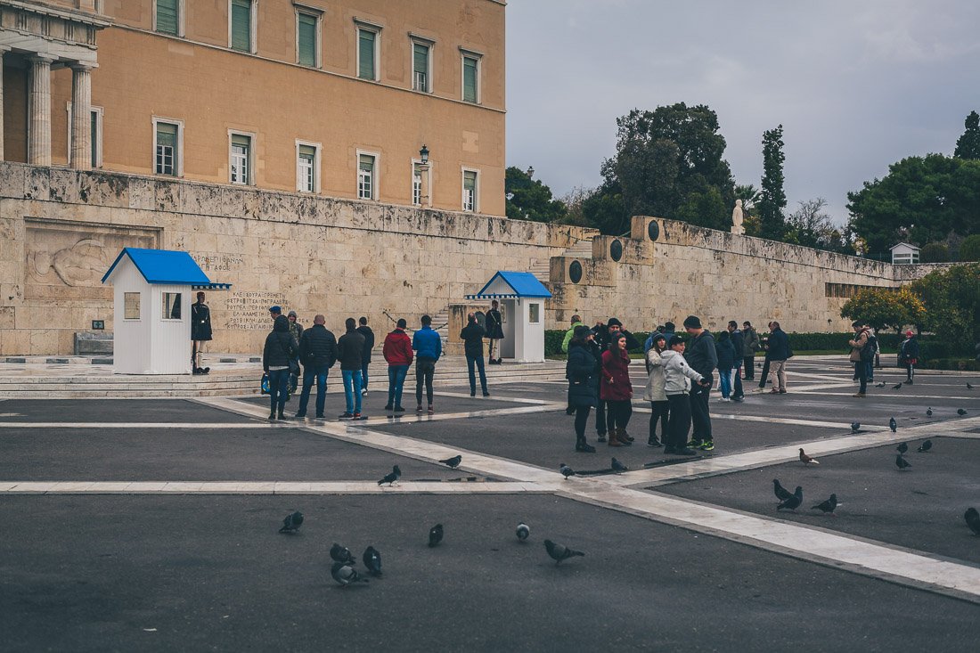 Смена караула у здания парламента Греции - подтягиваются туристы