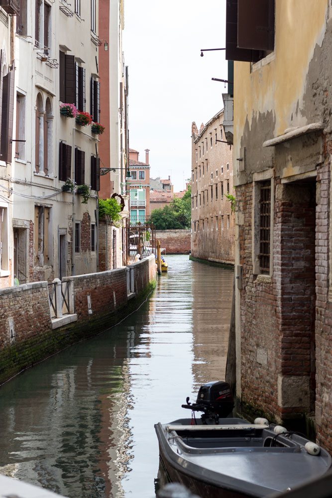 Двигаясь согласно нашему маршруту, который есть в основной статье посвященной Венеции (чуть выше), мы неизбежно ловили моменты запечатлеть эти прекрасные и милые узкие каналы, по которым ездят маленькие лодки и гондольеры