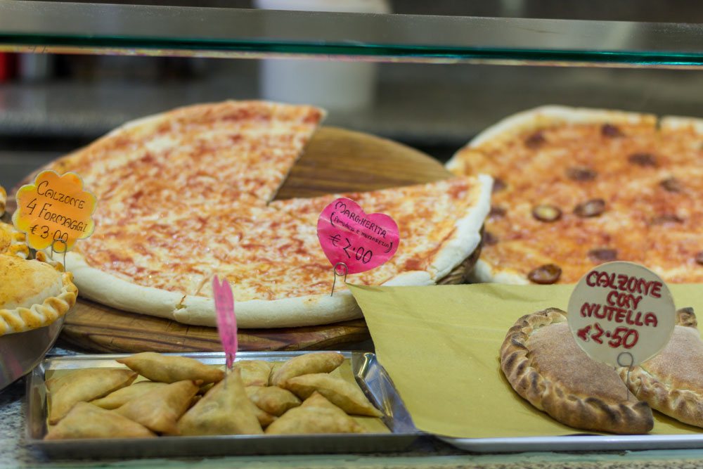 Пицца в Венеции относительно недорогая, главное выбирать кафе, а не ресторан:)