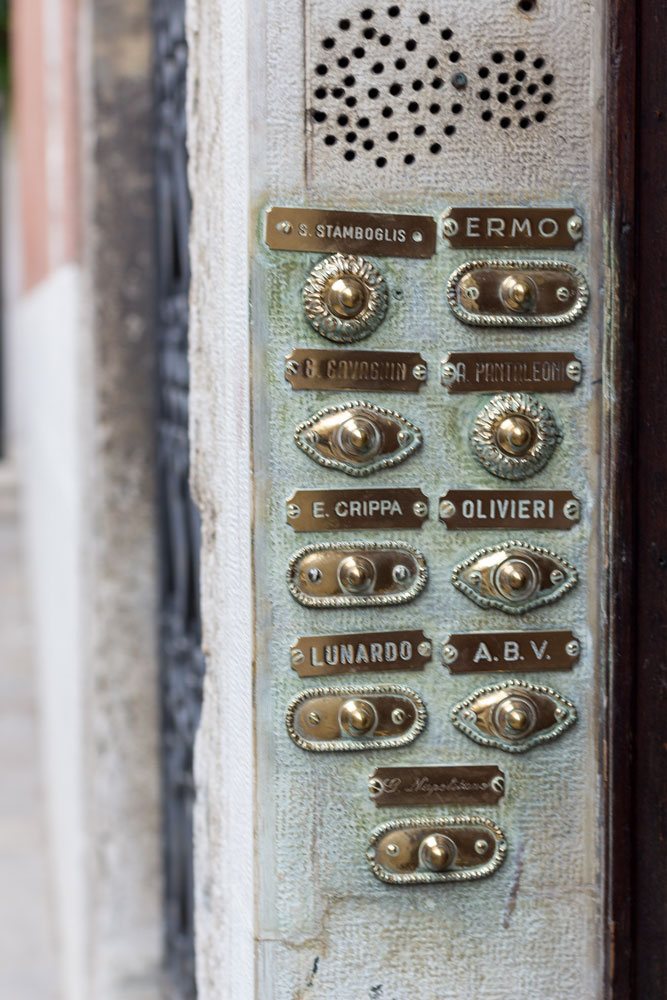 Кстати, звонки в квартиру в Венеции (да и во всей Италии) пронумерованы, а точнее именные:)