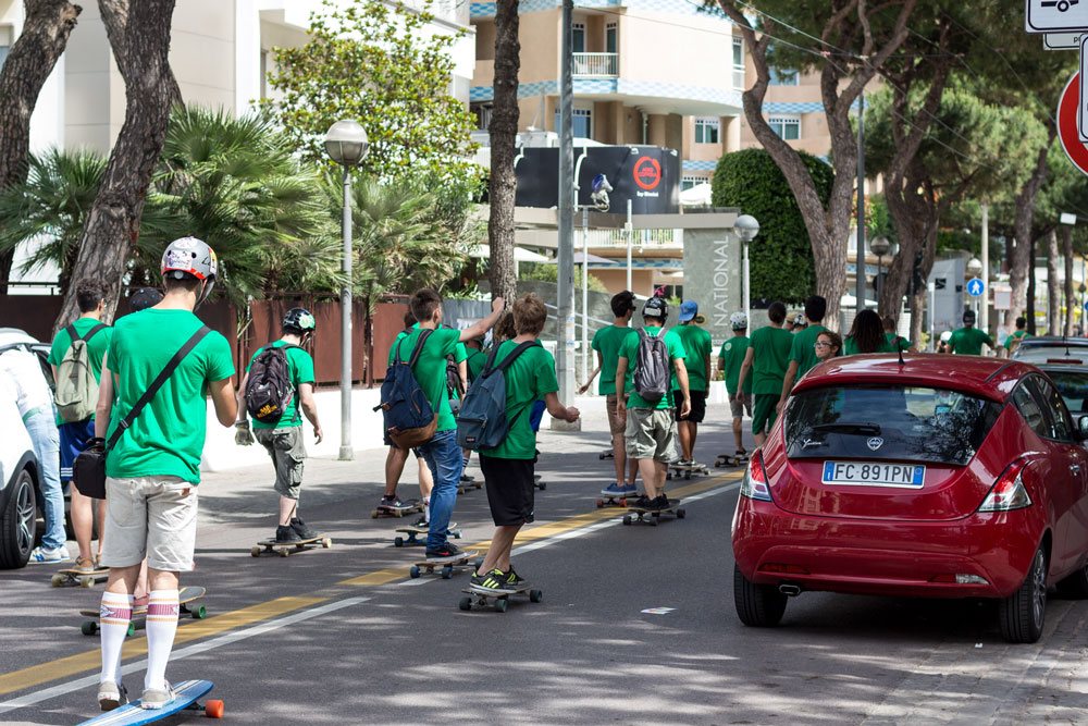 Местные активисты на скейтбордах устроили пробег по дороге