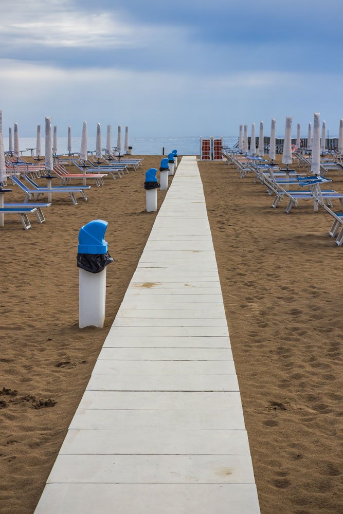 Любое фото пляжей Римини безусловно начинается с вот такой дорожки, ведущей прямо к морю. 8 утра - вокруг ни души!