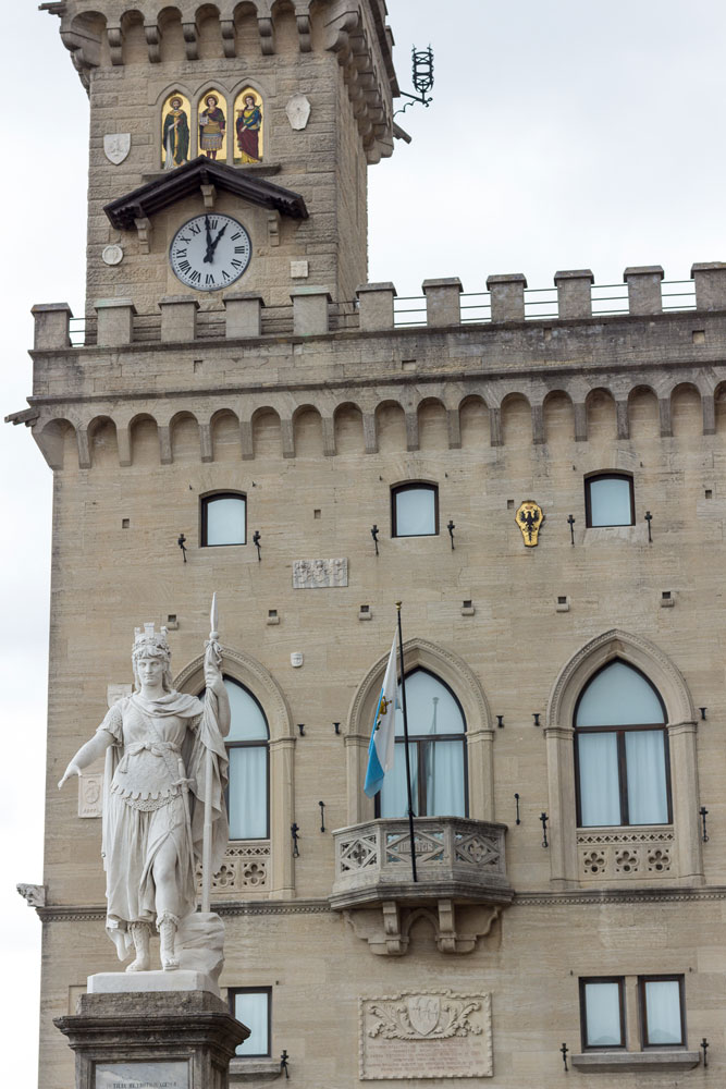 А вот и сам правительственный дворец-ратуша Сан-Марино