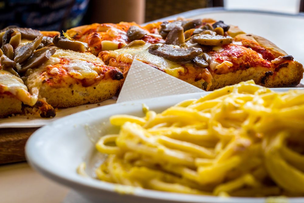 Классический обед в виде кусочков итальянской пиццы и лазаньи всего за 8 евро. Дешевле, чем у нас в ресторане:)