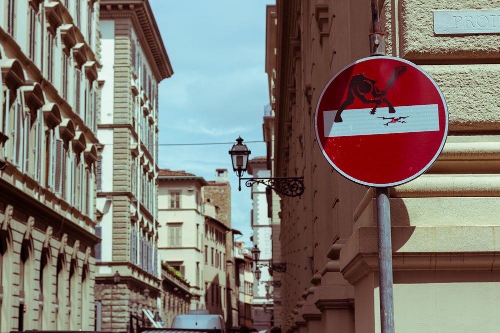А это уже из области современного искусства:) Граффити на знаках "проезд запрещен" во Флоренции. Кстати, их не закрашивают и не ставят новые:)