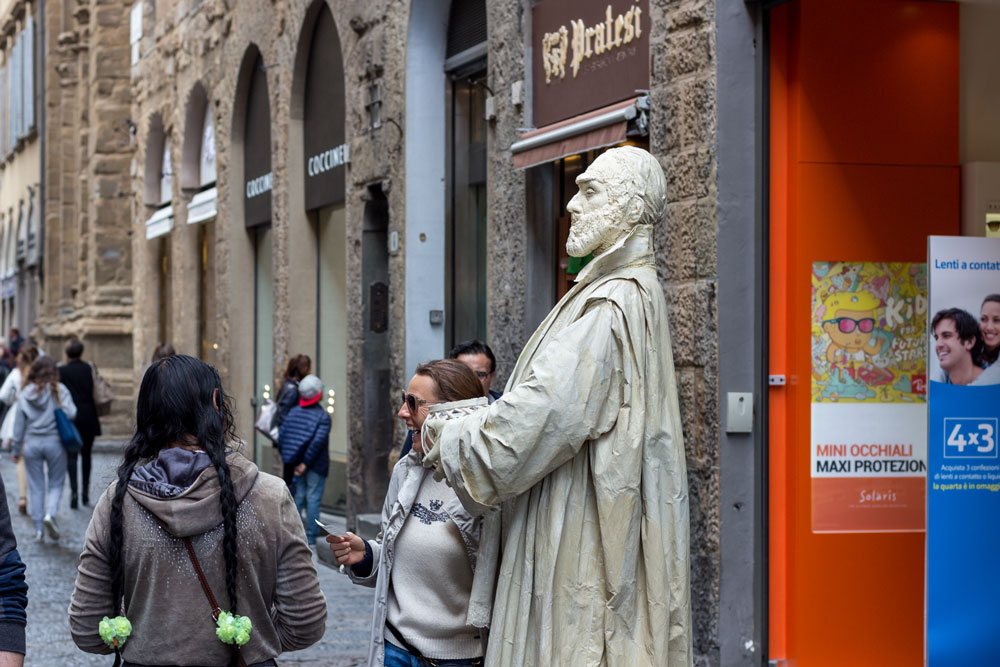 Живая скульптура во Флоренции - пусть не такая исторически значимая, но зато приносит радость людям:)
