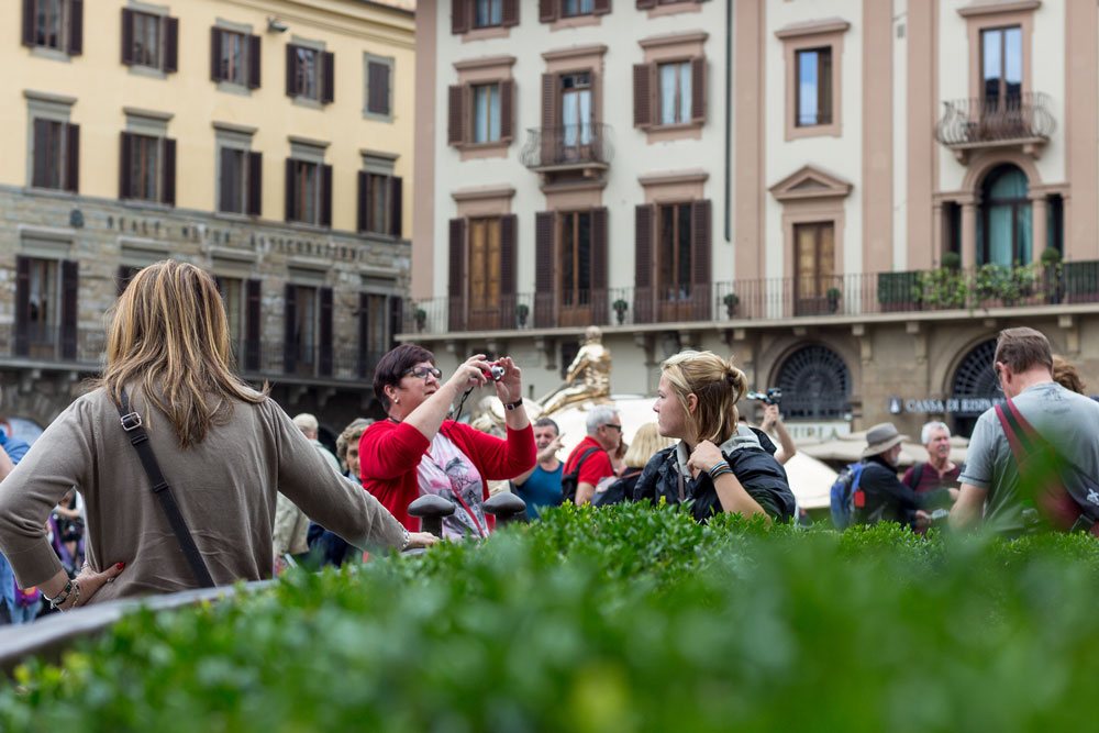 Туристов во Флоренции ну ооочень много. Чтобы сфотографироваться спокойно на фоне скульптур, нужно еще потрудиться