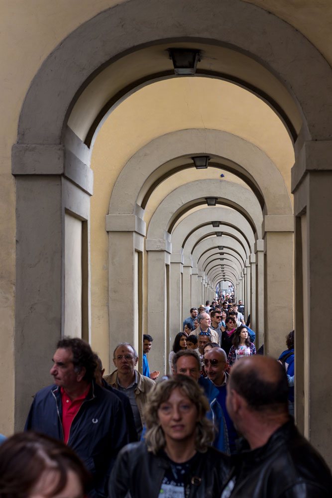 Знаменитая арка во Флоренции рядом с мостом Понте Веккьо