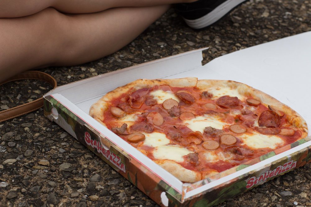 Ох уж эта прекрасная итальянская пицца - такая коробка всего за 8 евро:) И это в центре Флоренции:)