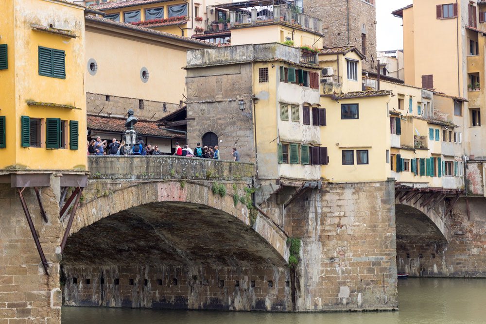 Фишка моста Понте Веккьо во Флоренции - это жилые домики на нем:)