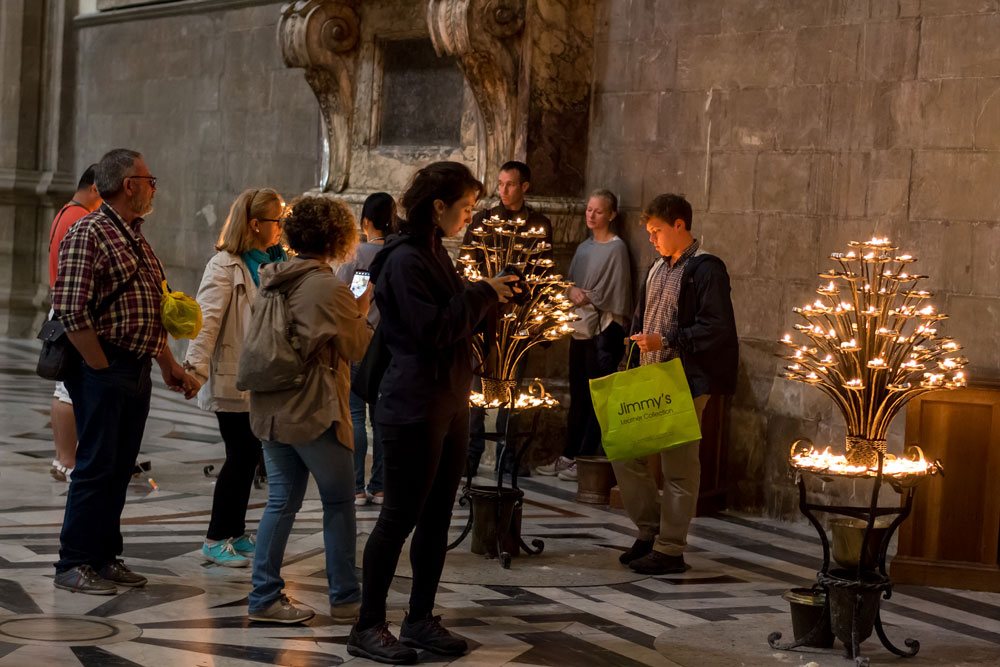 Внутри собора Санта-Мария-дель-Фьоре можно поставить свечку