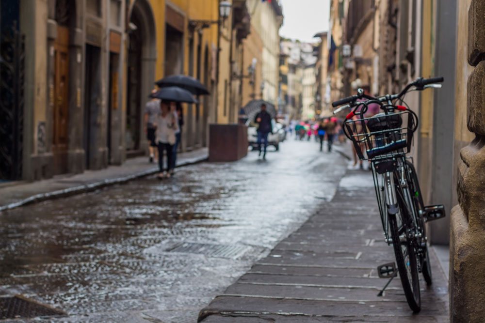 Немного символизма Флоренции в нашем рассказе - велосипед бережно стоит в месте защищенном от дождя из-зи больших навесов сверху