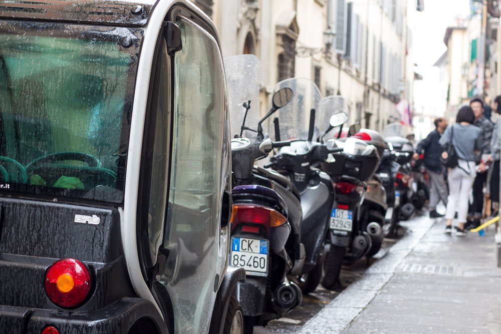 Также во Флоренции пользуется популярностью и мото-транспорт. Для них даже есть специальный условия по абонементу на парковку.
