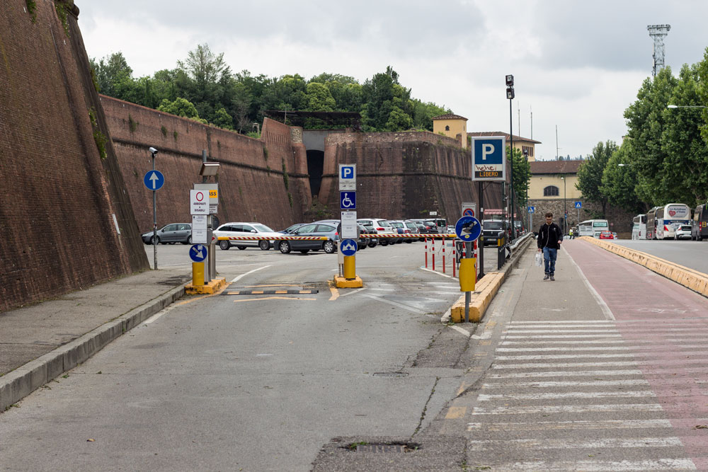 Въезд на наземную часть паркинга Parcheggio Fortezza Fiera