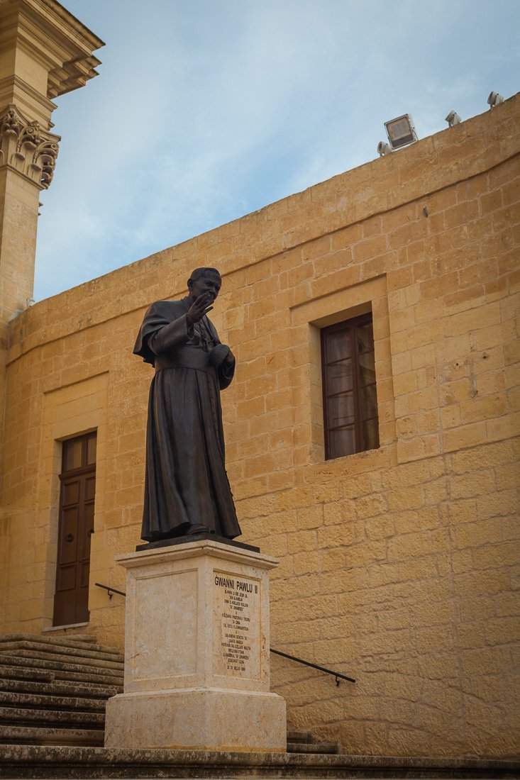 Памятник Иоанну Павлу II на территории городской крепости близ кафедрального собора