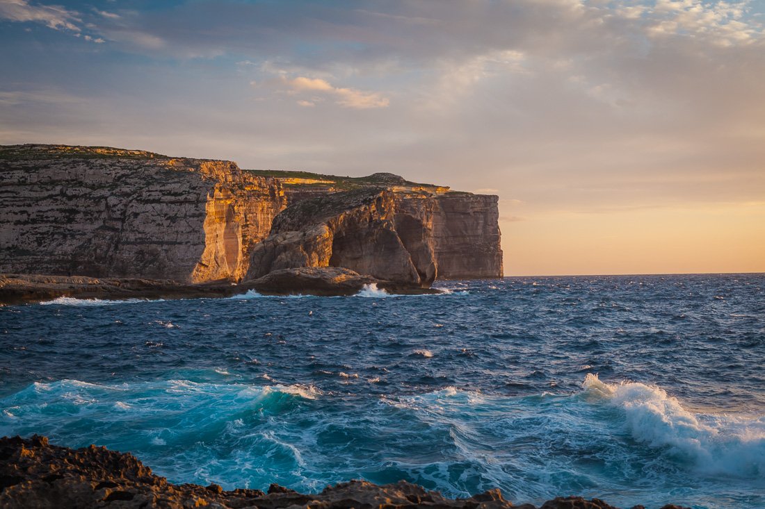 Достопримечательности Мальты - типичные отвесные скалы и утесы