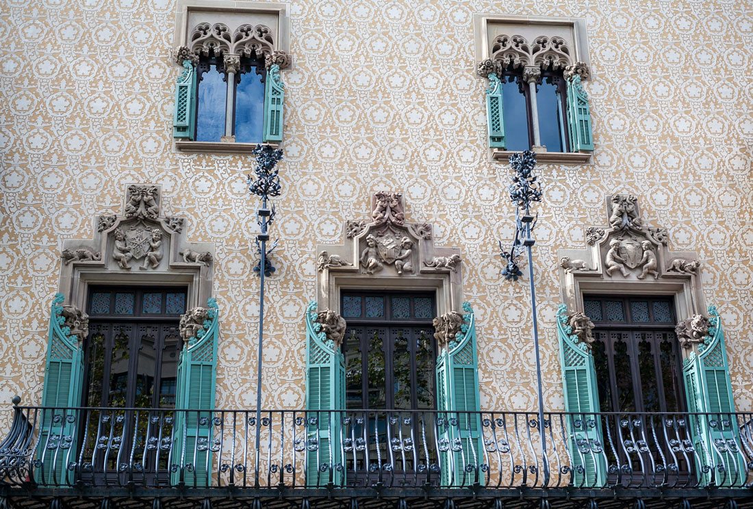 Удивительные окна Дома Бальо - настоящее произведение искусства