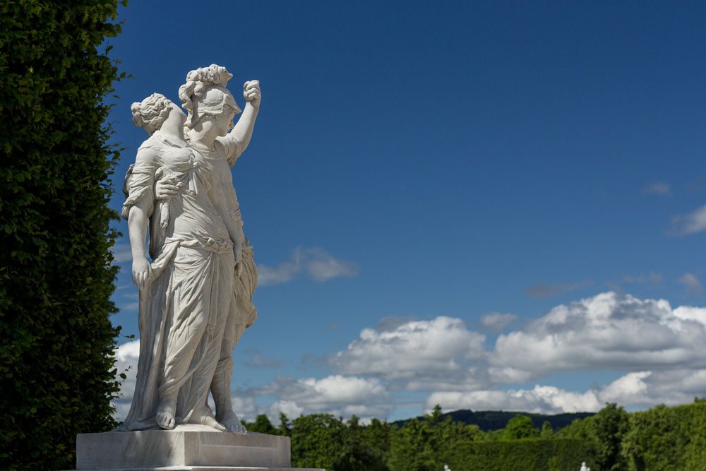 Вот такие статуи украшают внутренние территории дворца Шёнбрунн