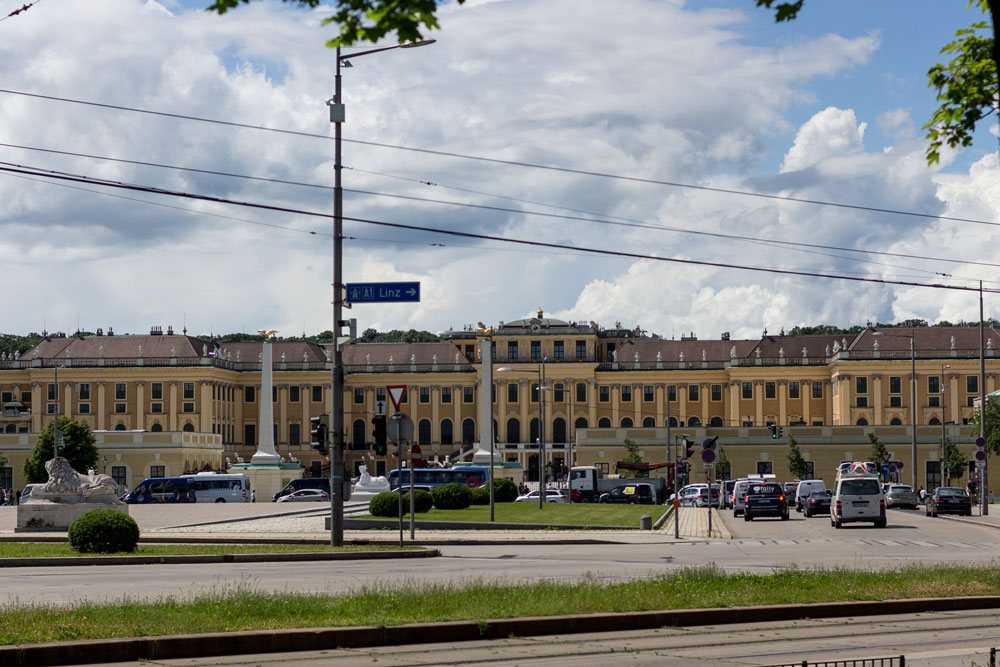 Вид на дворец Шёнбрунн примерно метров за 100-150, возле трамвайных путей