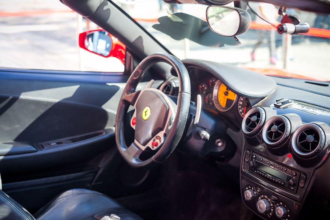 Ferrari F430: внутреннее убранство:) С технической точки зрения все выглядит серьезно, по факту - все очень обшарпано и напоминало неухоженную машину какого-нибудь нерадивого таксиста:)