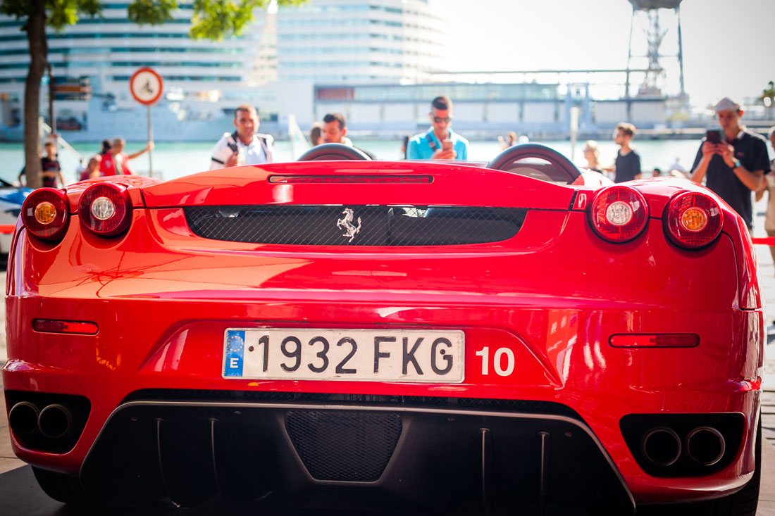 Ferrari F430 - за этот рев более чем 400 сильной V образной восьмерки ему, то есть автомобилю, можно и нужно прощать все остальные, даже смертные грехи:) 