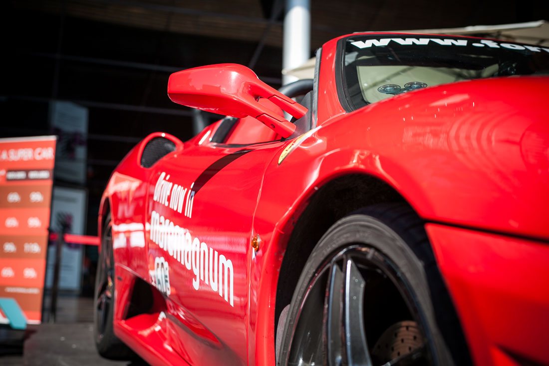 Ferrari F430 - как видно, подвеска характерно низкая, дико не удобная, сидишь как в ванне:) Но такие машины не созданы для неровного асфальта:)