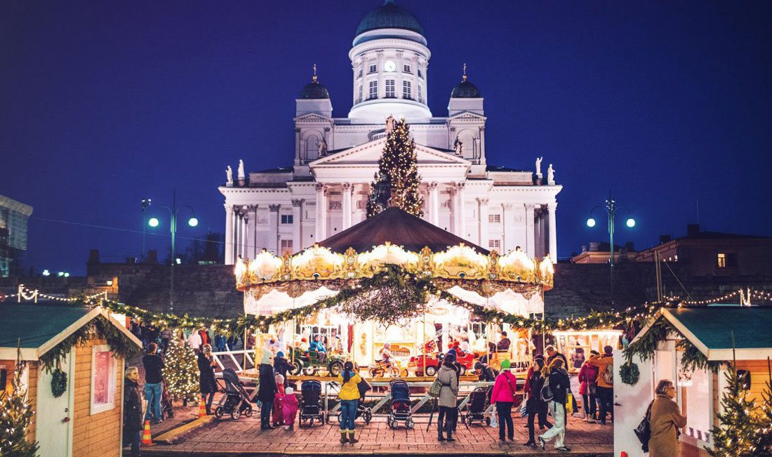 Рождественский вид на одну из главных достопримечательностей Хельсинки.