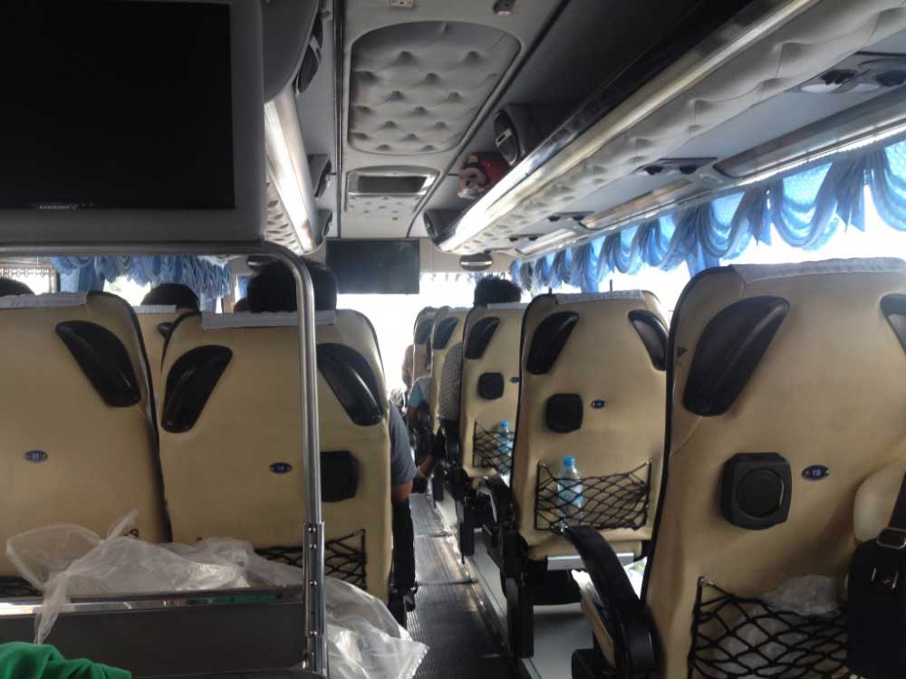 Как добраться из Паттайи на Пхукет - все очень просто, нужно сесть вот на такой замечательный автобус:)
