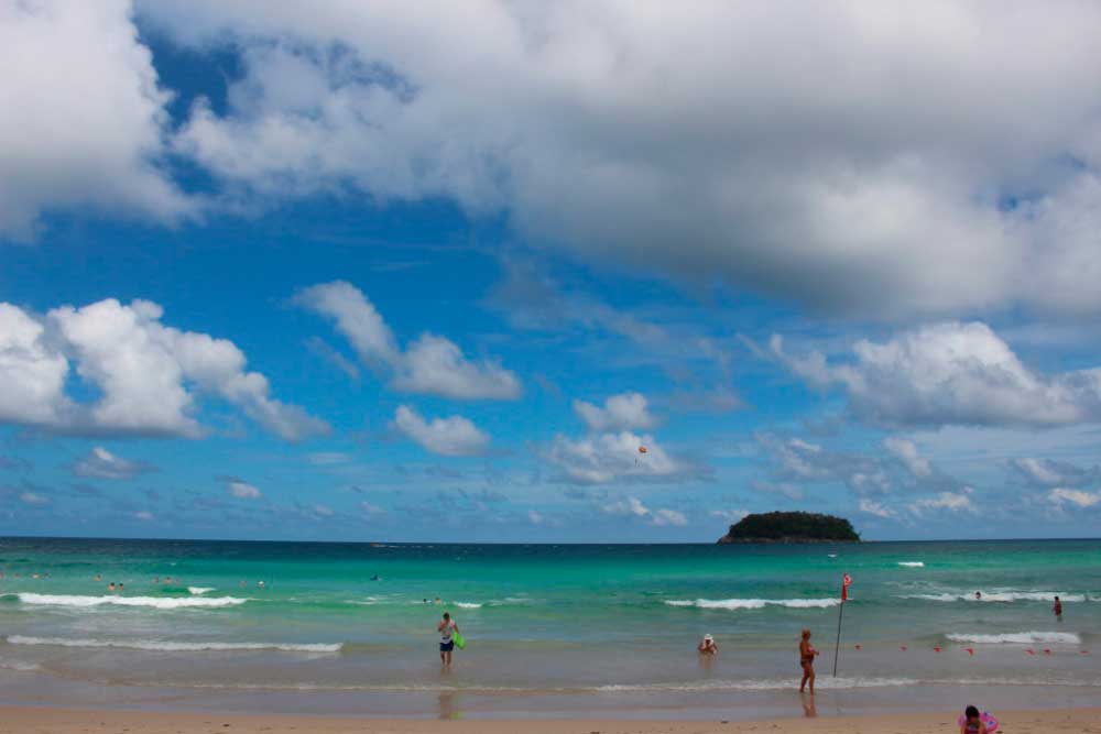 Пляж Ката - общий вид на море. Вдалеке виднеется небольшой остров, что придает виду определенную изюминку и уют.