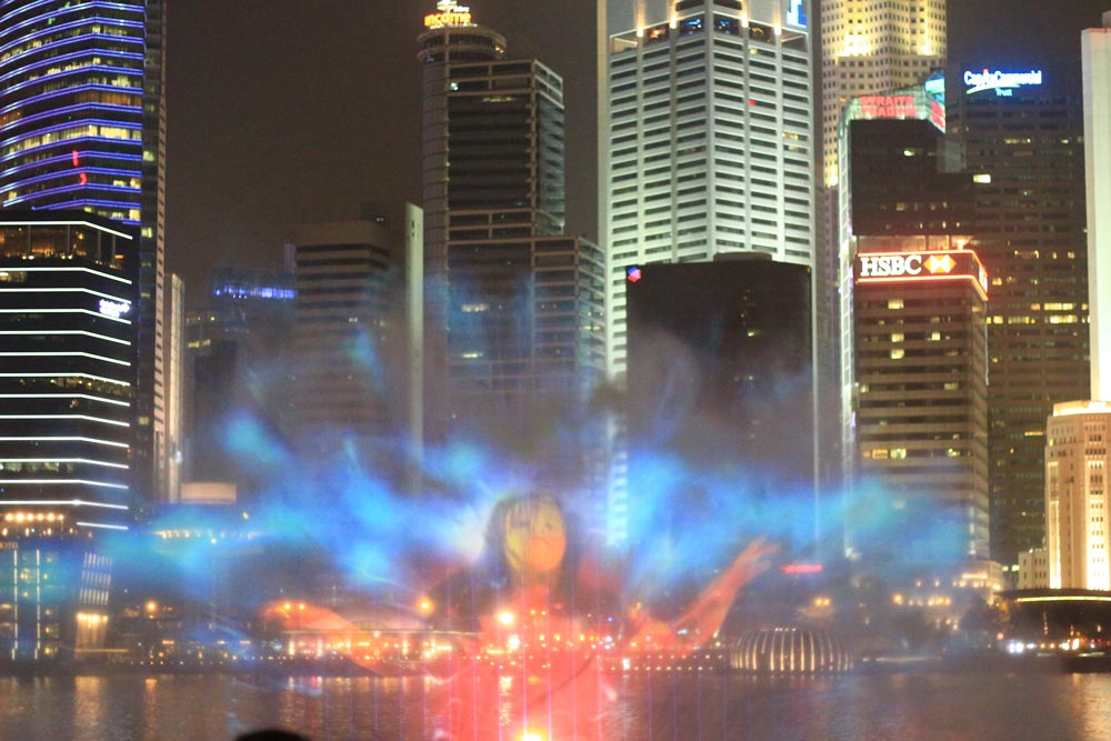 Лазерное шоу в Сингапуре под песню What a wonderful world.
