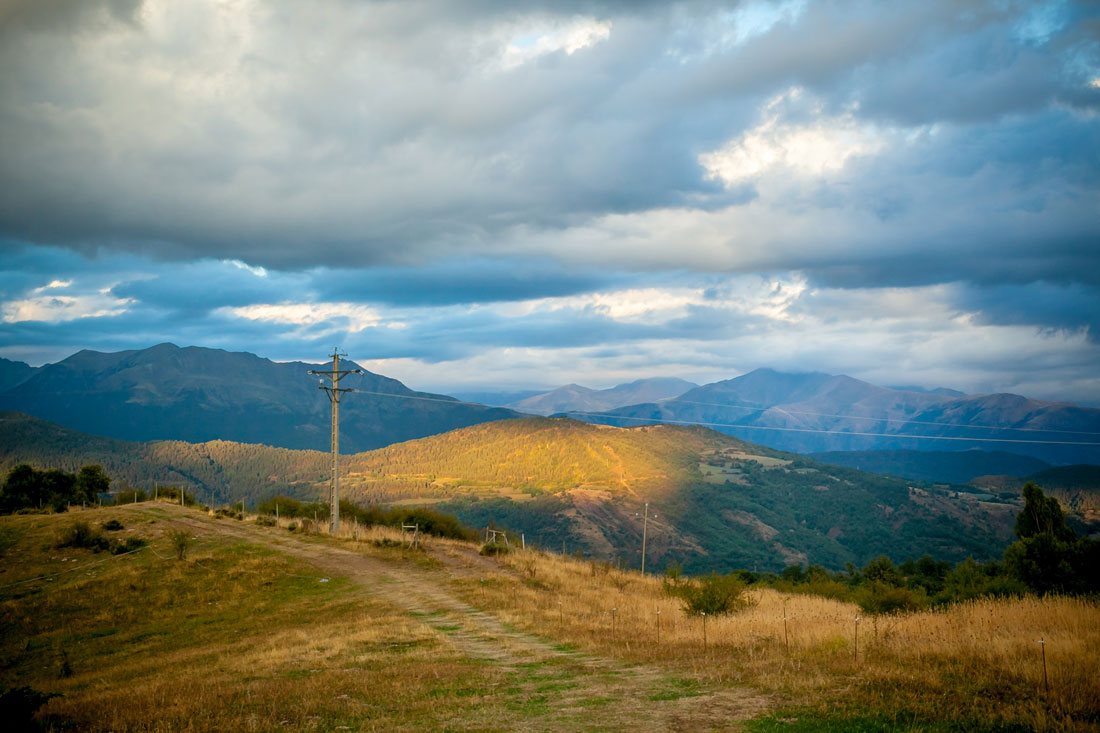 Закат на фоне горных вершин Пиреней