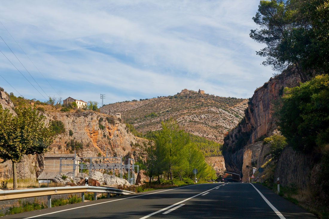 Бесплатная дорога в Испании. Идеальное дорожное полотно.