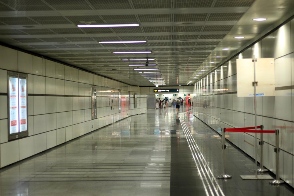 В самих коридорах тактильные дорожки для инвалидов, идеальная чистота и много камер наблюдения