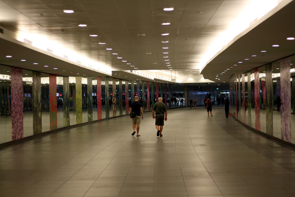 Длинные коридоры входа в метро в Сингапуре