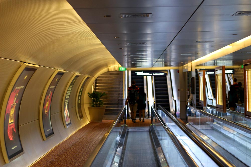 Забавное метро в Сингапуре - один из выходов проходит прямо внутри престижного отеля:)