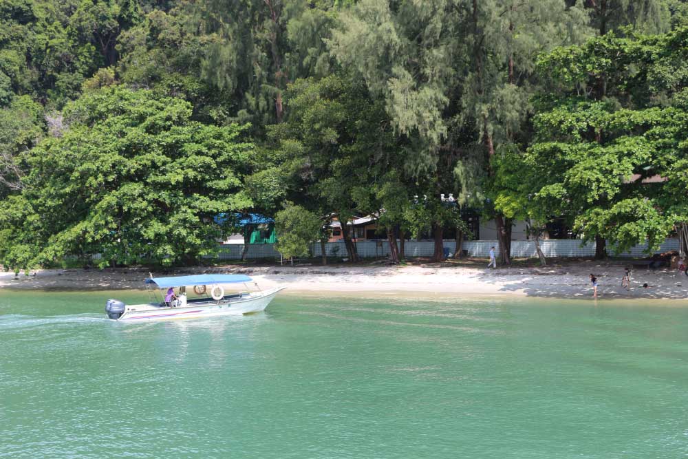 Достаточно чистые пляжи можно встретить в юго-западной части острова