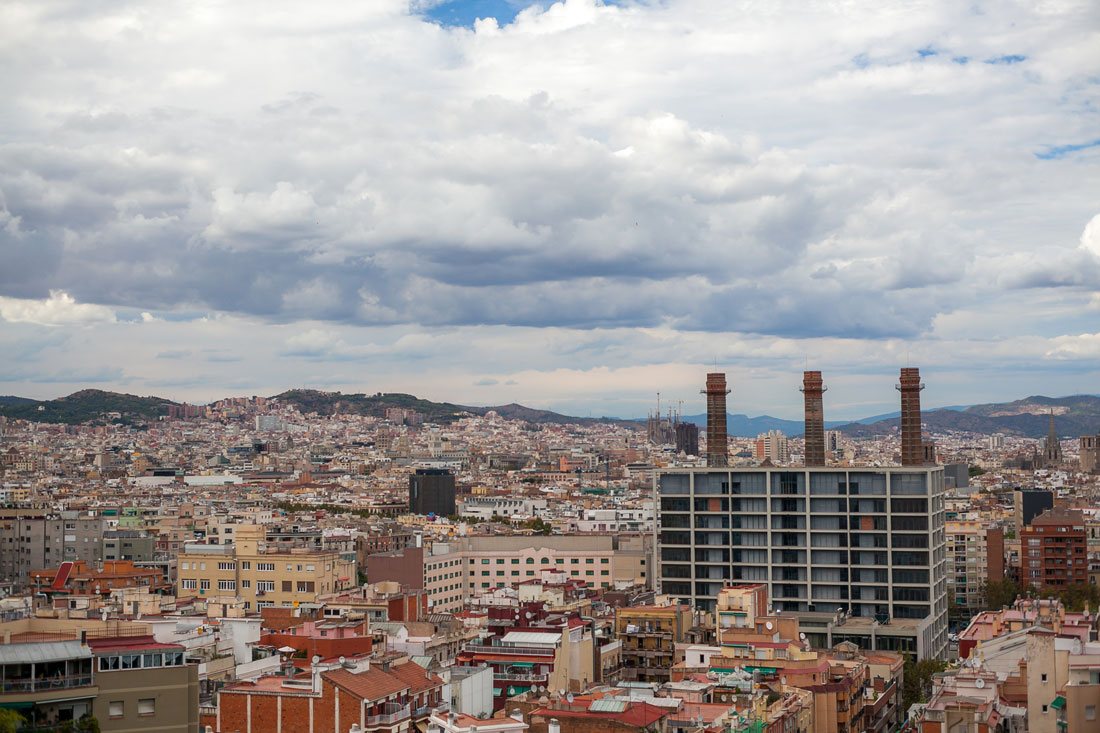 Вид с Монжуика на Барселону