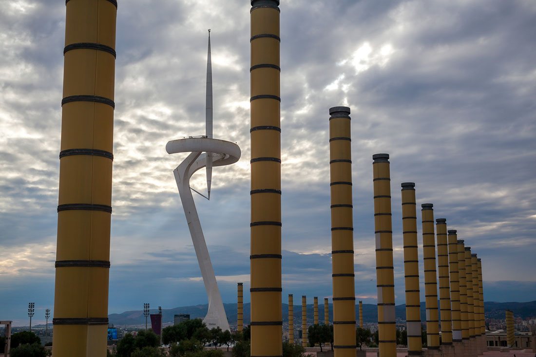 Вид со стадиона на Монжуике на символ олимпиады